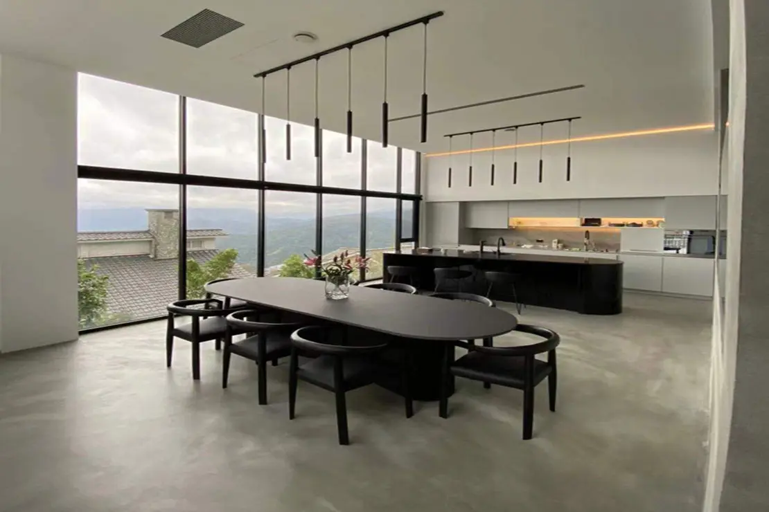 Cocina integrada con el comedor con pavimento de microcemento Cocina integrada con el comedor con pavimento de microcemento